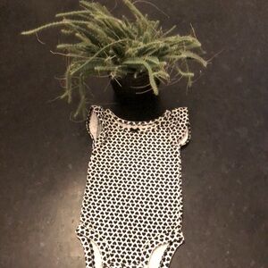 Size New born Carter’s ruffled
Cotton short